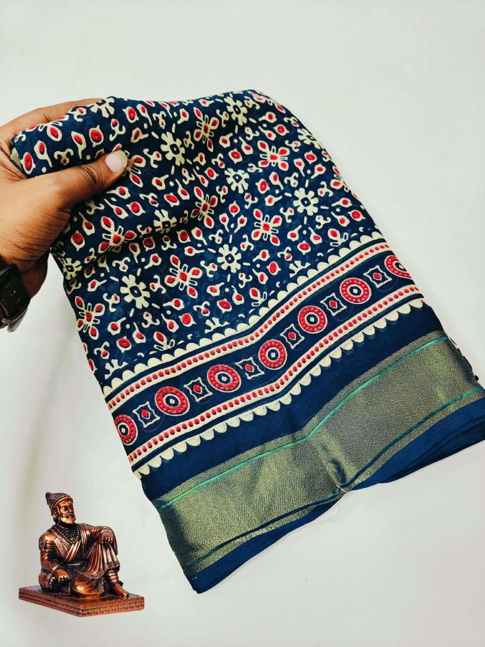 KALINI CATALOGUE SIMPLE YET ELEGANT PURE DOLL MOSS FABRIC SAREE WHOLRSALE IN SURATKALINI CATALOGUE SIMPLE YET ELEGANT PURE DOLL MOSS FABRIC SAREE WHOLRSALE IN SURAT